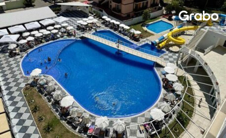 През Август в Слънчев бряг: Нощувка на база All Inclusive Premium, плюс чадър и шезлонг на плажа, водна пързалка и паркинг