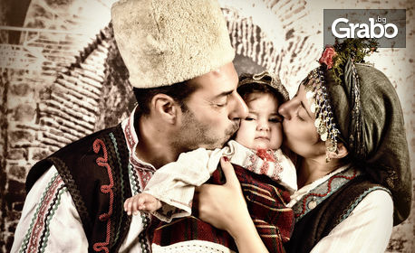 Фотосесия за двама с автентични български костюми - в единственото ретро фото в Пловдив