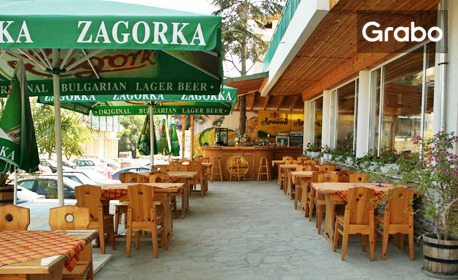 Синьо лято в Приморско - на 100м от плажа! Нощувка със закуска, плюс басейн