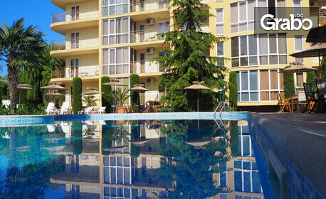 Ранни записвания за Септември в Златни пясъци: Нощувка с възможност за закуска и вечеря, плюс релакс център