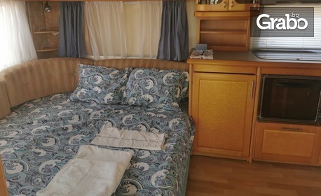 Магична почивка на къмпинг Китен: Нощувка в каравана - с гледка към морето