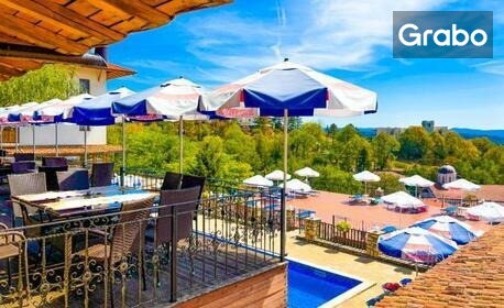 Лятна почивка край Велико Търново: Нощувка със закуска, плюс открит басейн с чадър и шезлонг и паркинг