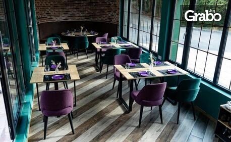 Отдих в Шумен: Нощувка със закуска в двойна стая, студио или апартамент с гледка към Шуменската крепост