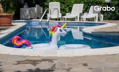 Ранни записвания за лято в Свети Влас: Нощувка със закуска, плюс басейн и паркинг