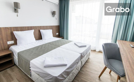 Ранни записвания за лято в Приморско: Нощувка със закуска, с възможност за вечеря или на база Ultra All Inclusive, плюс басейн с чадъри и шезлонги