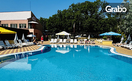Юли в Китен: Нощувка на база All Inclusive, плюс басейн, чадър и шезлонги