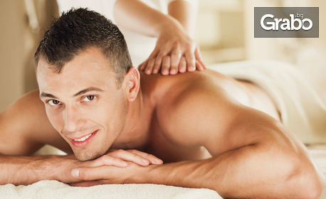 Спортен дълбокотъканен масаж на гръб, врат и рамене