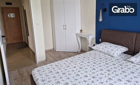 Летувай в Черноморец: Нощувка със закуска - в двуспален апартамент