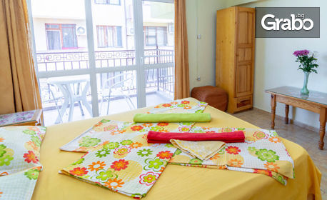 Семейна почивка в Поморие: Нощувка в тройна стая или апартамент - за до петима