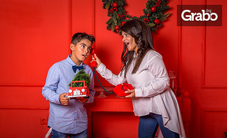 Семейна Коледна фотосесия с 10, 20 или 30 снимки в стандартна обработка или лукс пакет с всички успешни снимки и 5 снимки с художествена обработка