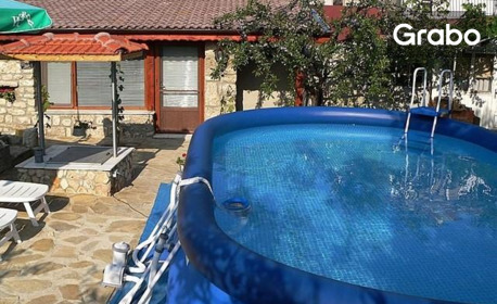 Морски релакс през лятото в с. Тюленово: Нощувка в стая или апартамент по избор за до петима