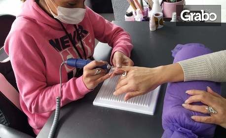 За ръцете! Парафинова терапия с пилинг, маска и масаж - без или със базов маникюр с почистване и оформяне на ноктите