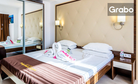 През Юни в Златни пясъци: Нощувка на база All Inclusive, плюс басейни и релакс зона