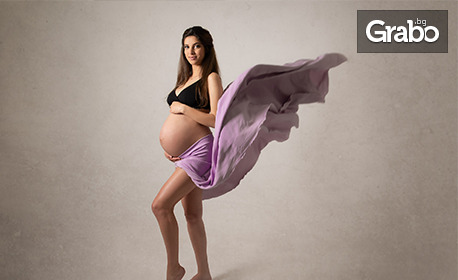 Фотосесия за бременна дама с 10 обработени кадъра - в студио или на открито, с възможност за 10 разпечатани снимки или луксозна фотокнига с твърди корици