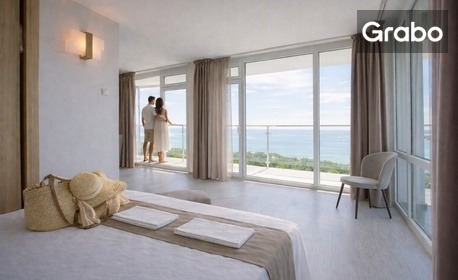 Цяло лято в Китен - на 350 метра от плажа: Нощувка със закуска и вечеря, плюс басейн с шезлонги и чадъри и паркинг