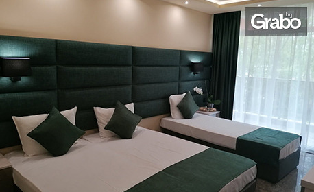 Юли в Китен: Нощувка на база All Inclusive, плюс басейн, чадър и шезлонги