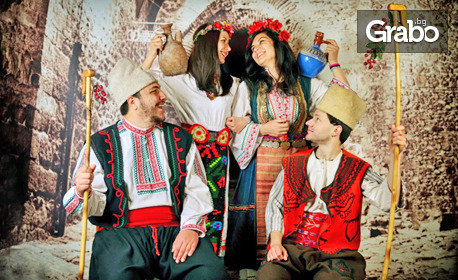 Романтичен подарък: Фотосесия за двама с автентични български костюми - в единственото ретро фото в Пловдив