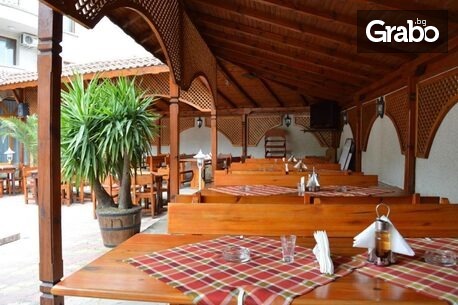 Морски релакс в Китен: Нощувка със закуска, обяд и вечеря, плюс басейн