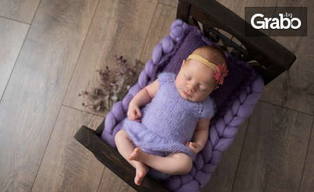 Отпразнувай новия живот: Студийна фотосесия за новородено бебе с до 25 обработени кадъра, плюс дрешки и аксесоари