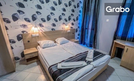 В разгара на лятото в Китен: Нощувка със закуска и вечеря, плюс басейн