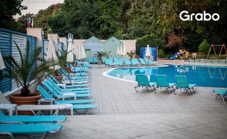 Ранно лято в Златни пясъци: Нощувка на база All Inclusive, ползване на външен басейн, анимация и частен плаж