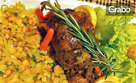 Джолан по баварски, сотирани пресни картофи, сокотаж от сладка царевица и пържен кромид, и сос барбекю