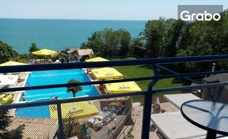 До края на Август в Балчик: Нощувка в двойна стая или студио, плюс басейн и паркинг