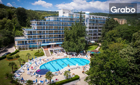 До края на сезона в Златни пясъци: Нощувка със закуска или на база All Inclusive Light, плюс басейн с чадър и шезлонг