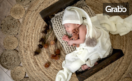Отпразнувай новия живот: Студийна фотосесия за новородено бебе с до 25 обработени кадъра, плюс дрешки и аксесоари
