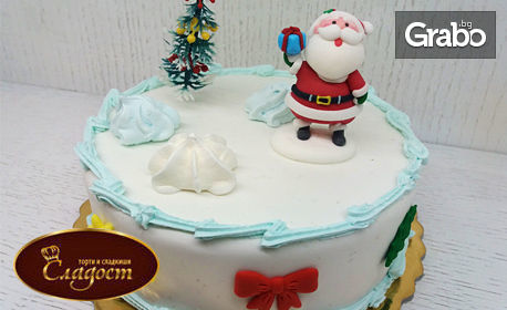 Коледна торта с декорация и красива кутия