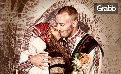 Фотосесия за двама с автентични български костюми - в единственото ретро фото в Пловдив