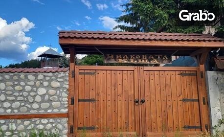 Делнична почивка край Банско: Нощувка със закуска в двойна, тройна или фамилна стая, плюс басейн - в с. Баня