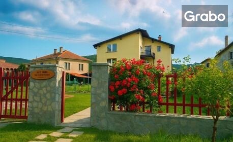 Почивка сред природата в полите на Витоша: Нощувка със закуска плюс джакузи и барбекю - в с. Боснек