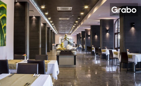 През Май и Юни в Златни пясъци: Нощувка на база All Inclusive, плюс аквапарк, чадър и шезлонг на плажа и басейни