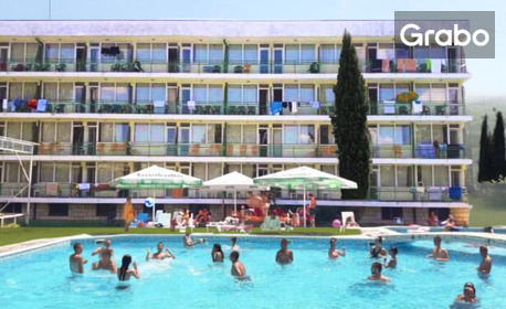 изображение за оферта Незабравимо лято в Кранево: Нощувка с възможност за закуска, обяд и вечеря, плюс басейн с шезлонг и чадър, от Хотел Феста