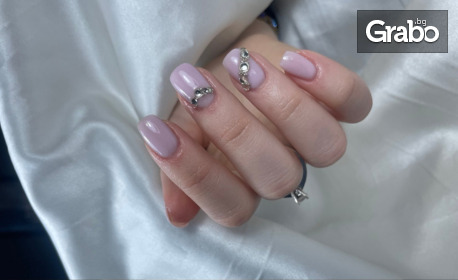 За красива визия: Маникюр с гел лак и 2 бързи декорации, с възможност за укрепваща база