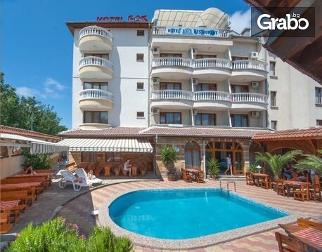 Морски релакс в Китен: Нощувка със закуска, обяд и вечеря, плюс басейн