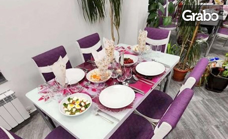 За Празника на любовта в Кюстендил: Нощувка със закуска и празнична вечеря за двама, плюс релакс зона
