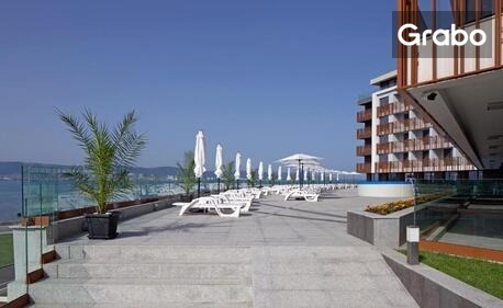 Ранни записвания за почивка на първа линия в Несебър: Нощувка в апартамент за до четирима, плюс басейн и паркинг