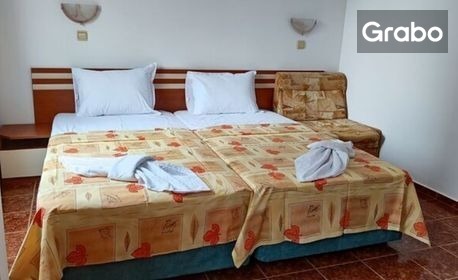 През Юли и Август в Слънчев бряг - на 60 метра от морето: Нощувка, плюс външен басейн и шезлонг