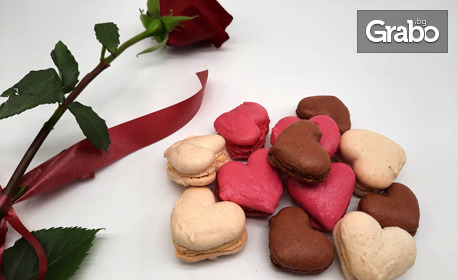 8 броя Френски макарони "Сърце" без глутен - микс шоколад, ванилия и малина, в луксозна кутия