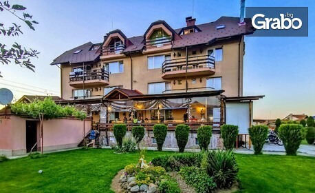 Почивка в Добринище: Нощувка със закуска, плюс басейн и джакузи