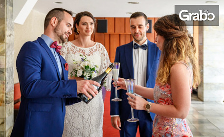 Професионално заснемане на сватба в ритуална зала, плюс обработка на всички кадри и възможност за артистична фотосесия на избрано място в Бургас