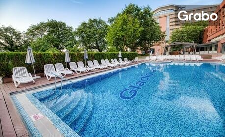 На първа линия в Златни пясъци през Септември: Нощувка на база All Inclusive, плюс басейн