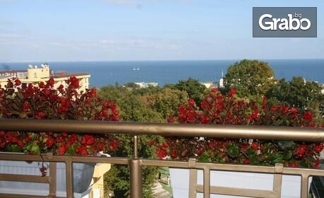 Пролет в Златни пясъци: Нощувка, плюс паркинг и тенис корт