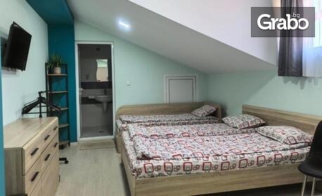 Делнична почивка край Банско: Нощувка със закуска в двойна, тройна или фамилна стая, плюс басейн - в с. Баня