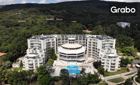 Лятна почивка в Златни пясъци: Нощувка на база All Inclusive, плюс външен басейн с чадър и шезлонг