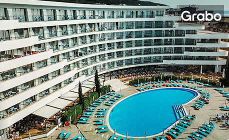 Закрий сезона в Златни пясъци: Нощувка на база All Inclusive, плюс басейн, шезлонг и чадър