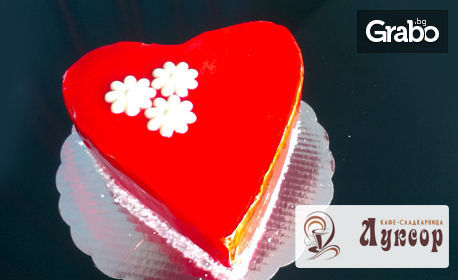 Цяла вкусна торта във формата на сърце за Свети Валентин