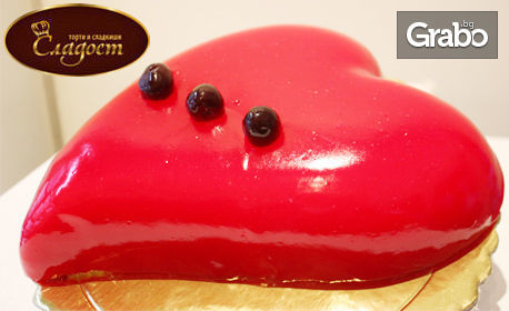 Сладък подарък в цвета на любовта: Торта "Червено сърце" в красива кутия
